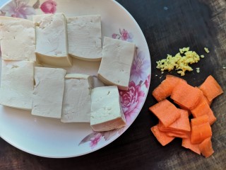 红烧猴头菇,准备配料：豆腐切厚块，胡萝卜切簿片，姜切末