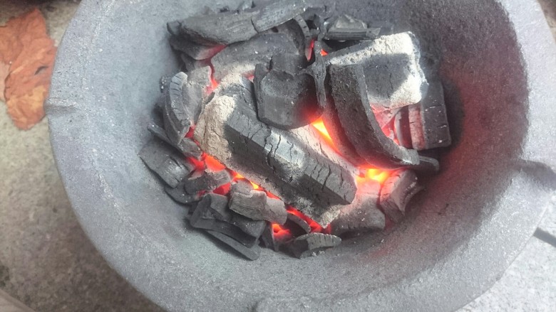 五彩什锦烤串,将热红的竹炭转移至烧烤炉