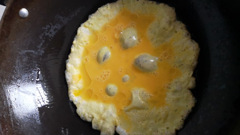 洋葱木耳炒鸡蛋,锅中放多点油烧热
倒入蛋液迅速划散
盛出备用