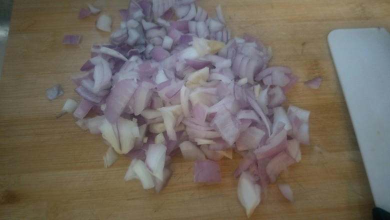 奶油鸡腿蘑菇汤🥘,切半个洋葱，小心辣眼睛。
