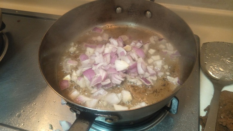 奶油鸡腿蘑菇汤🥘,锅中的油不要倒。转小火把刚刚到切好的洋葱倒下去。炒制把刚刚煎鸡腿的油炒更加香。