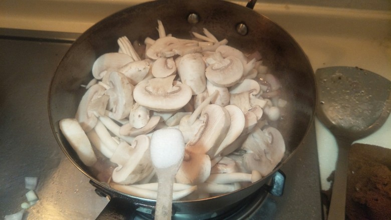 奶油鸡腿蘑菇汤🥘,加一勺盐。