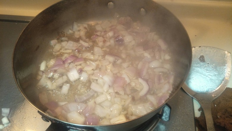 奶油鸡腿蘑菇汤🥘,噼里啪啦，噼里啪啦。把洋葱炒香。