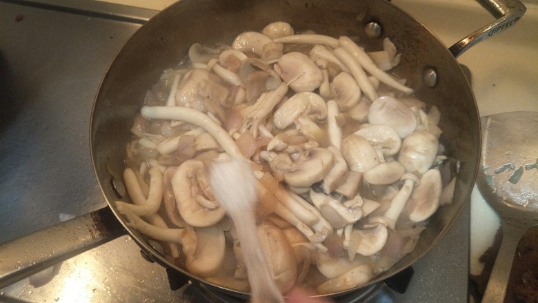 奶油鸡腿蘑菇汤🥘,再加一勺糖。