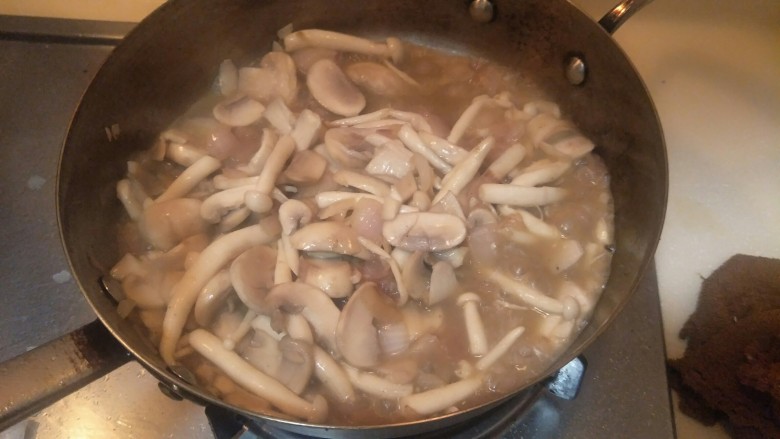 奶油鸡腿蘑菇汤🥘,中小火慢慢翻炒，不一会儿，蘑菇遇热就会出汁把鸡腿是留下来的味道翻炒进去。
