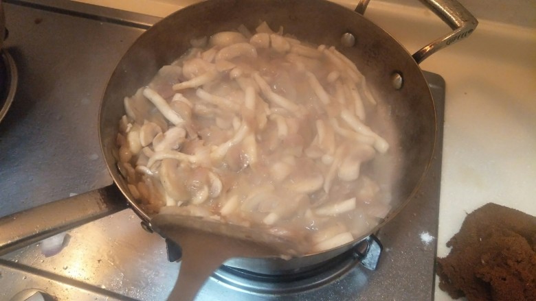 奶油鸡腿蘑菇汤🥘,翻炒进去。这个时候会变得粘稠。