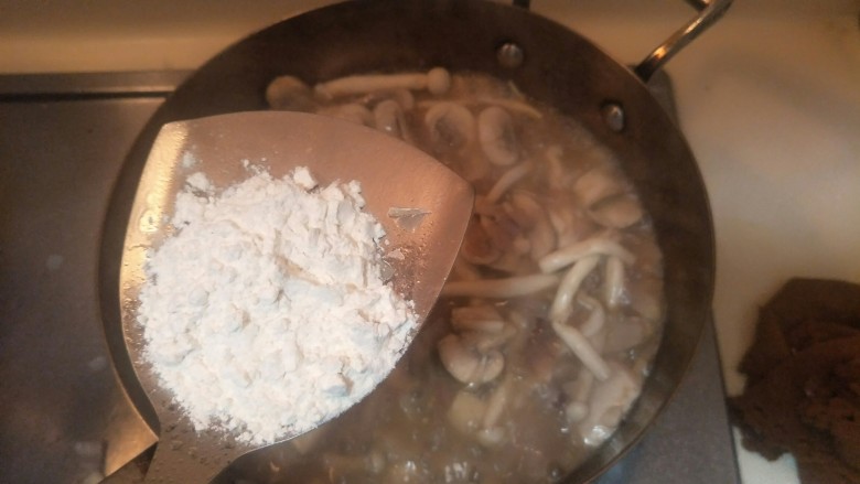 奶油鸡腿蘑菇汤🥘,加入一大勺面粉。