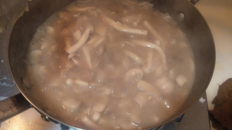 奶油鸡腿蘑菇汤🥘,中火慢慢煮。会越来越粘稠布鲁布鲁冒小泡泡。