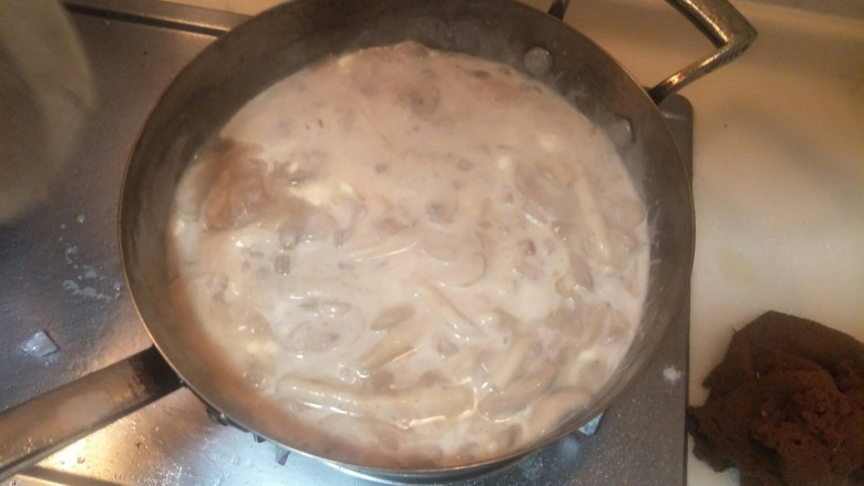 奶油鸡腿蘑菇汤🥘,继续小火慢慢炖煮。可以尝一下味道。加一点胡椒盐啊。调味