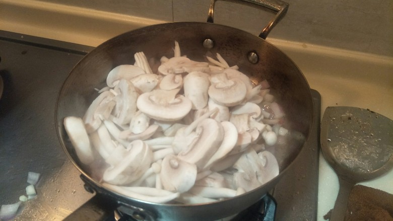 奶油鸡腿蘑菇汤🥘,放入蘑菇蟹味菇