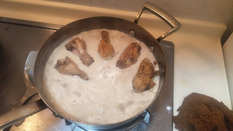 奶油鸡腿蘑菇汤🥘,我刚刚煎好的鸡翅放入锅中。