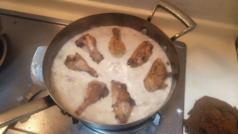 奶油鸡腿蘑菇汤🥘,小火炖煮。把鸡腿裹上奶油蘑菇汤。