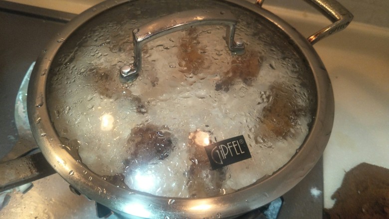 奶油鸡腿蘑菇汤🥘,小火炖十分钟。汤汁会越来越浓稠，越来越香哒。煮的时候可以搅合搅合一面粘锅。