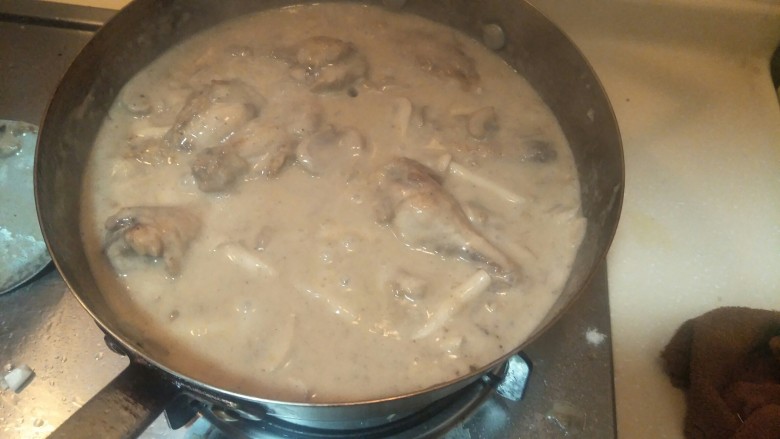 奶油鸡腿蘑菇汤🥘,超级香！可以出锅啦！奶油香超级足的。