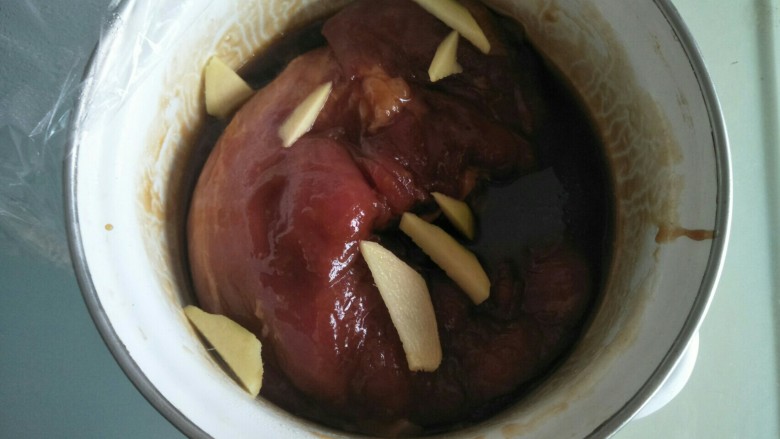 瘦叉烧,放入姜盖保鲜膜腌制过夜。中途要翻转过来让肉每面到腌制均匀。