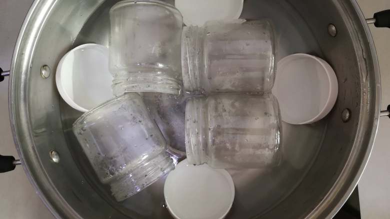 自制烤箱版酸奶,锅中加入水烧开，玻璃瓶进行消毒。