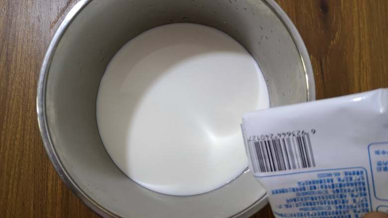 自制烤箱版酸奶,不锈钢盆中加入牛奶。