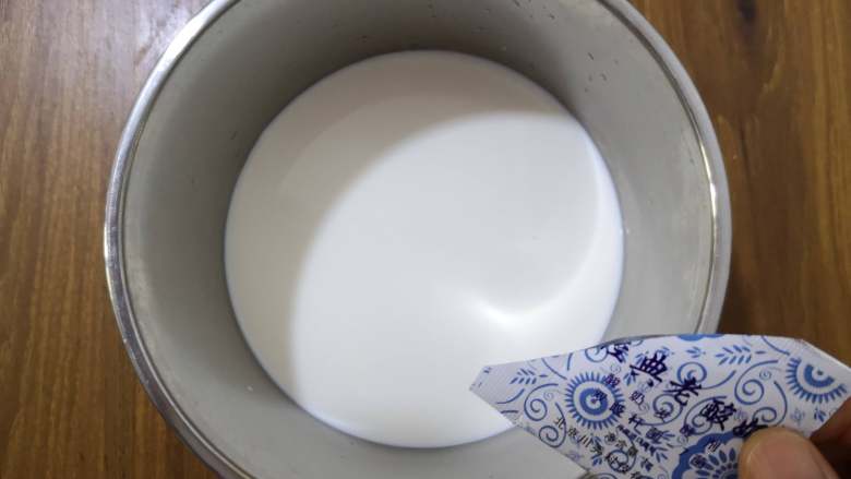 自制烤箱版酸奶,加入酸奶菌。