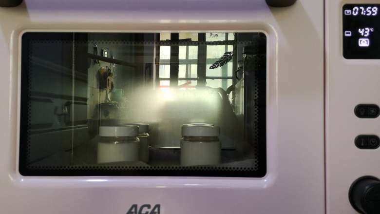 自制烤箱版酸奶,玻璃瓶放入烤箱，发酵功能，设置温度43度8小时。