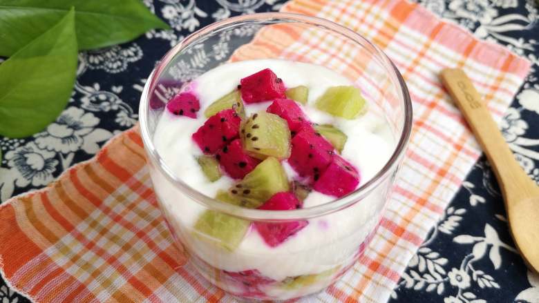 自制烤箱版酸奶,加入喜欢的水果，快来尝尝吧。