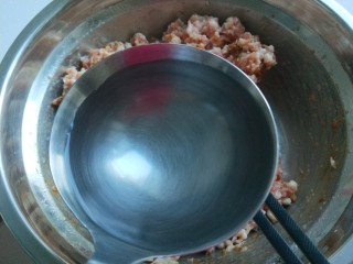 新文美食  翡翠酱肉包,猪肉馅250克，加入一勺水搅拌均匀。