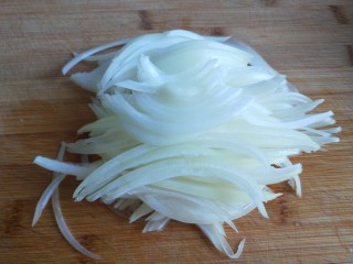 新文美食  翡翠酱肉包,洋葱半个切成丝，在剁碎。