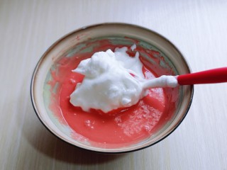 红丝绒草莓奶油蛋糕卷～下午茶必备甜品,取三分之一的蛋白霜加入蛋黄糊中，翻拌手法直至看不到蛋白霜。