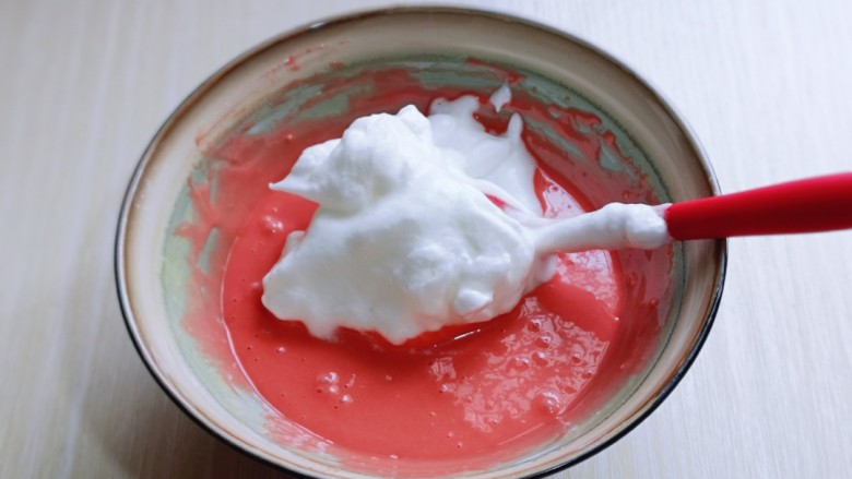 红丝绒草莓奶油蛋糕卷～下午茶必备甜品,取三分之一的蛋白霜加入蛋黄糊中，翻拌手法直至看不到蛋白霜。
