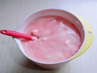 红丝绒草莓奶油蛋糕卷～下午茶必备甜品,最后将蛋黄糊倒入蛋白霜的容器中，继续翻拌手法，直至看不到蛋白霜即可。