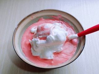 红丝绒草莓奶油蛋糕卷～下午茶必备甜品,再取三分之一的蛋白霜加入蛋黄糊中，继续上面的手法，翻拌直至看不到蛋白霜。