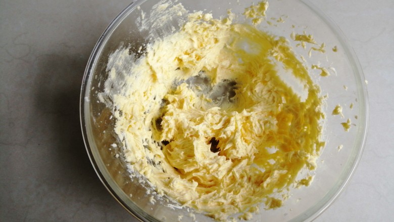 花生酥饼,每加入一次就用打蛋器打发几下，拌均匀后才加入下个蛋黄