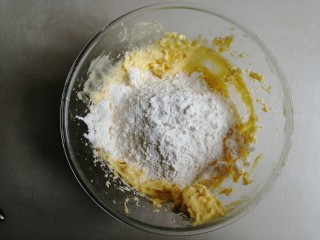 花生酥饼,将面粉和盐过筛进去