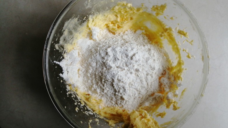 花生酥饼,将面粉和盐过筛进去