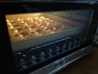 花生酥饼,放入已经预热到175度的东菱K40C烤箱中下层，烘烤15至18分钟左右