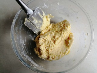花生酥饼,用刮刀压拌成团