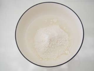 玫瑰酥饼,准备水油皮，将面粉、清水和猪油倒入小碗中。