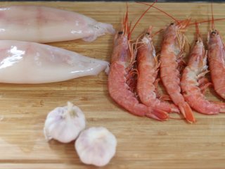 柠檬蒸红虾，年夜饭食谱,准备好食材。红虾提前解冻，墨鱼去头去尾。


