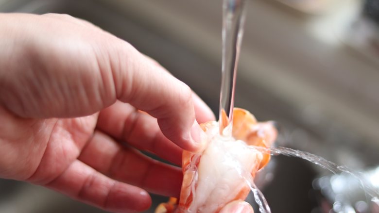 柠檬蒸红虾，年夜饭食谱,虾用锋利的刀从背部划开，不要到底，取出虾肠洗干净，头部那里也冲洗干净。

