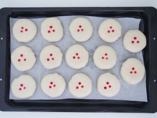 玫瑰酥饼,食用色素点上红点做装饰。可以用牙签在饼胚上扎一点小口，防止烘烤时膨胀太多。