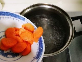 酸甜西兰花鸡丝,锅中水开，放入3克盐，1克食用油，放入胡萝卜烧开