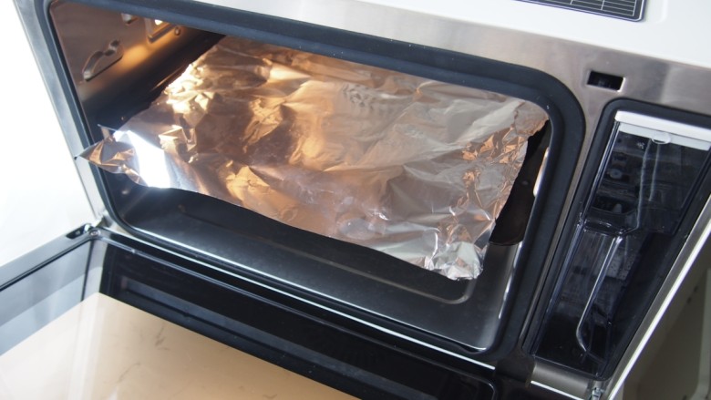 玫瑰酥饼,盖上一层锡纸防止上色过深，继续烘烤15分钟左右即可