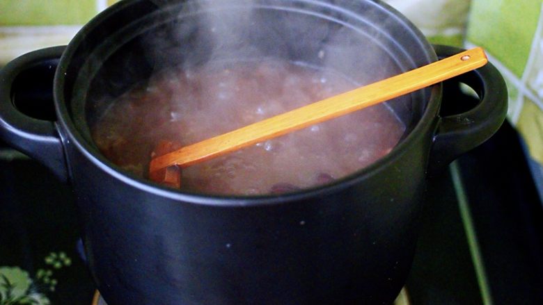 补血养胃的杂粮冰糖粥,大火煮沸后，看见冰糖慢慢融化，汤汁变得粘稠时，即可关火。