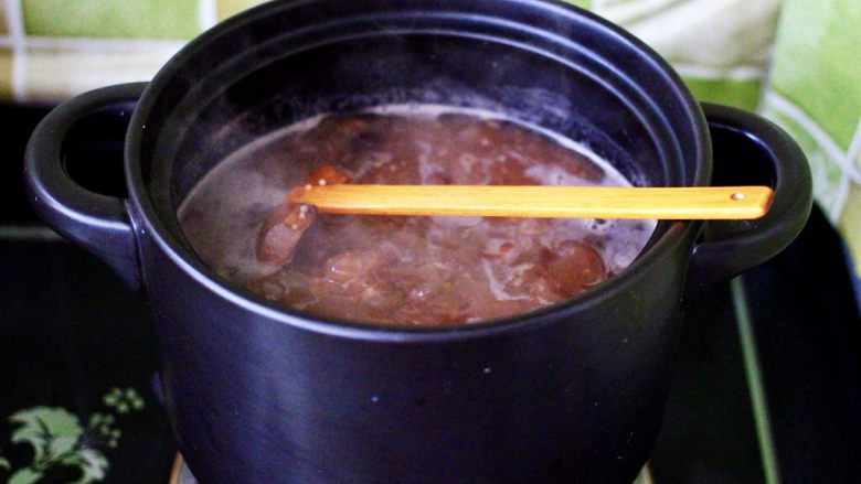 补血养胃的杂粮冰糖粥,继续大火煮沸后转小火炖煮半个小时。