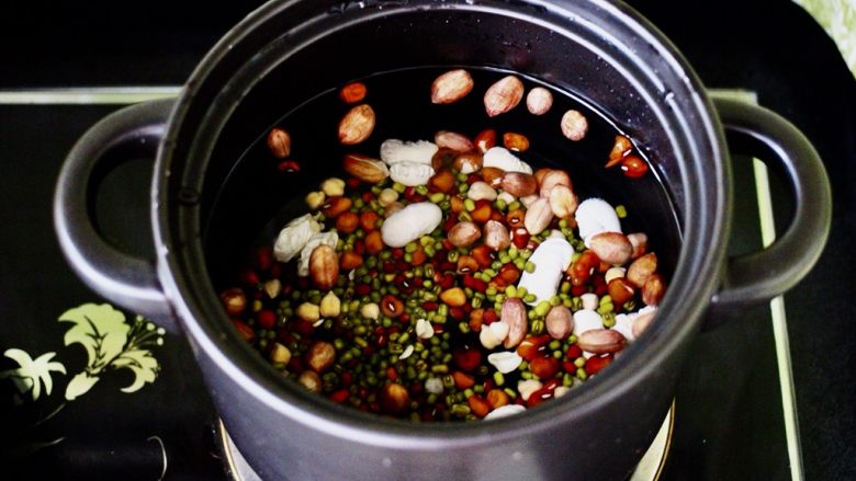 补血养胃的杂粮冰糖粥,砂锅里加入适量清水、先把豆类放进砂锅里、大火煮沸后。