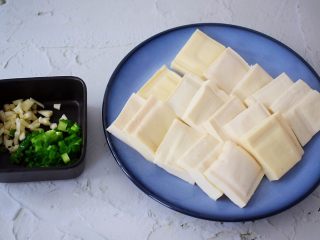 香煎豆腐,豆腐洗净切成厚片，蒜切末，葱切葱花备用
