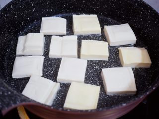 香煎豆腐,平底锅倒入适量的食用油烧热，放入豆腐