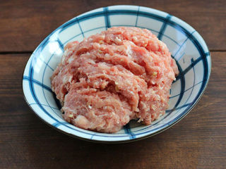 白萝卜丝肉丸汤,把猪后腿肉与生姜一起剁成肉糜；