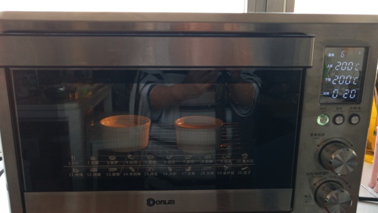 奶香鸡蛋布丁,东菱烤箱200度预热，烤20分钟