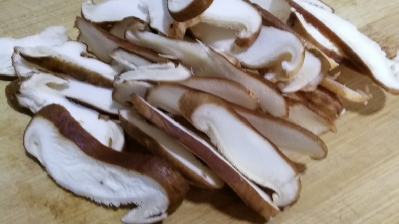 肉炒荷兰豆香菇,用刀斜切成薄片。