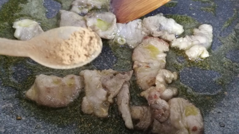 肉炒荷兰豆香菇,放入少许13香。